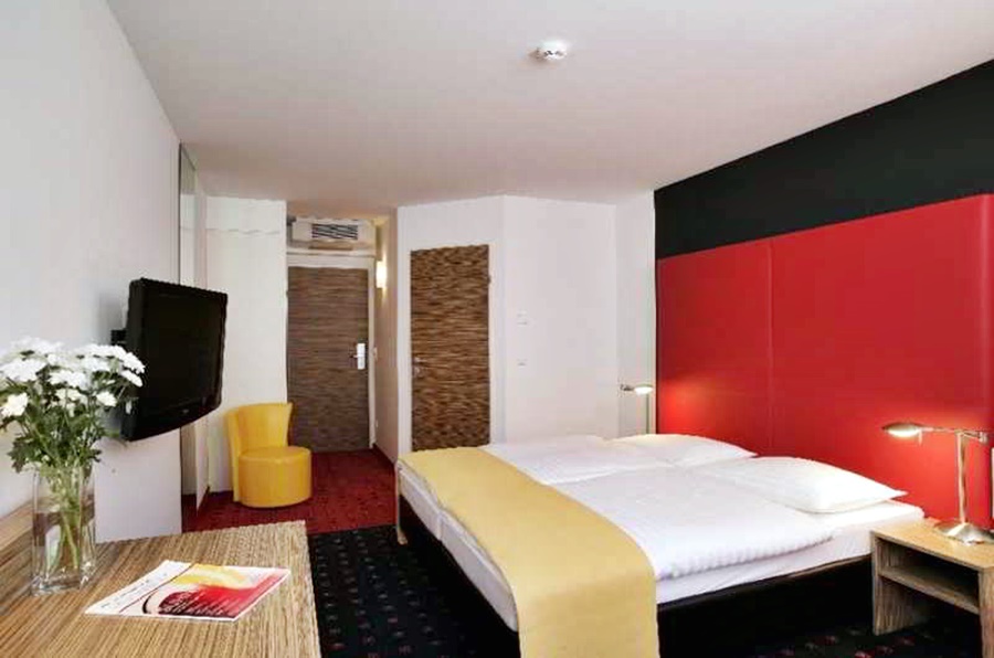 HOTEL SENATOR