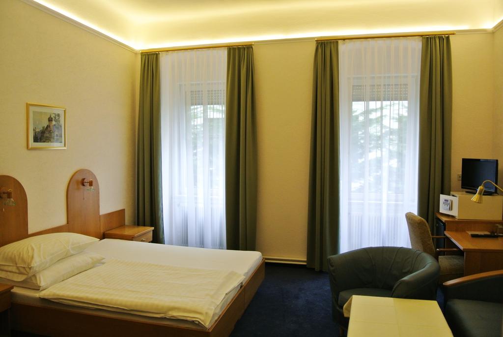 PENSION SCHONBRUNN